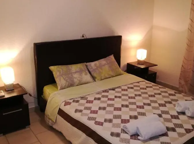 Lainis アパートホテル