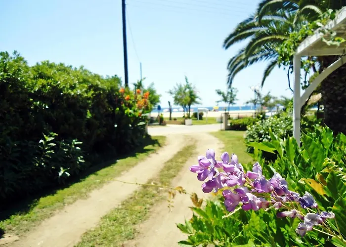 Lainis アパートホテル トロニ